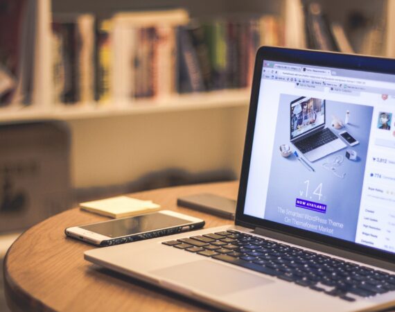 To be or not to be: create an online shop with a free website builder or use a CMS?